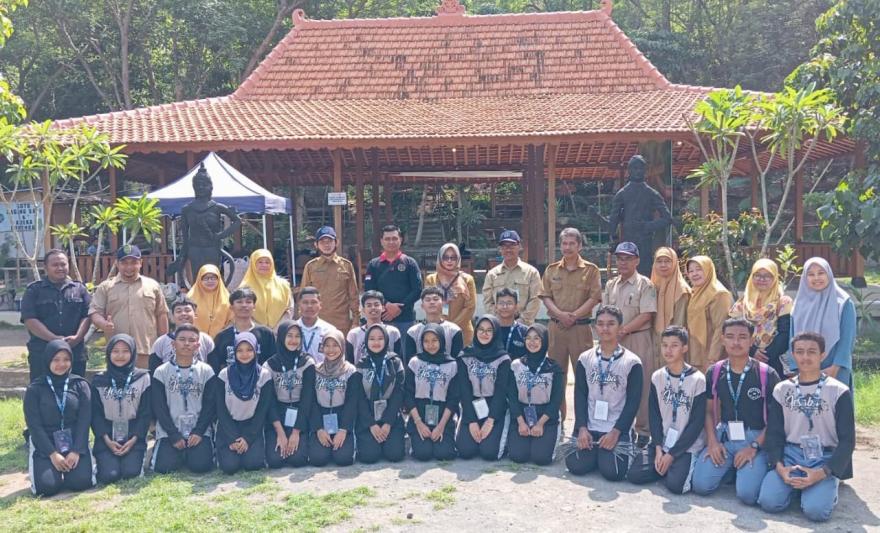 Lustrum ke-8 SMA N 1 Jetis Bantul: Penanaman 250 Pohon di Lereng Sentono untuk Konservasi Lingkungan